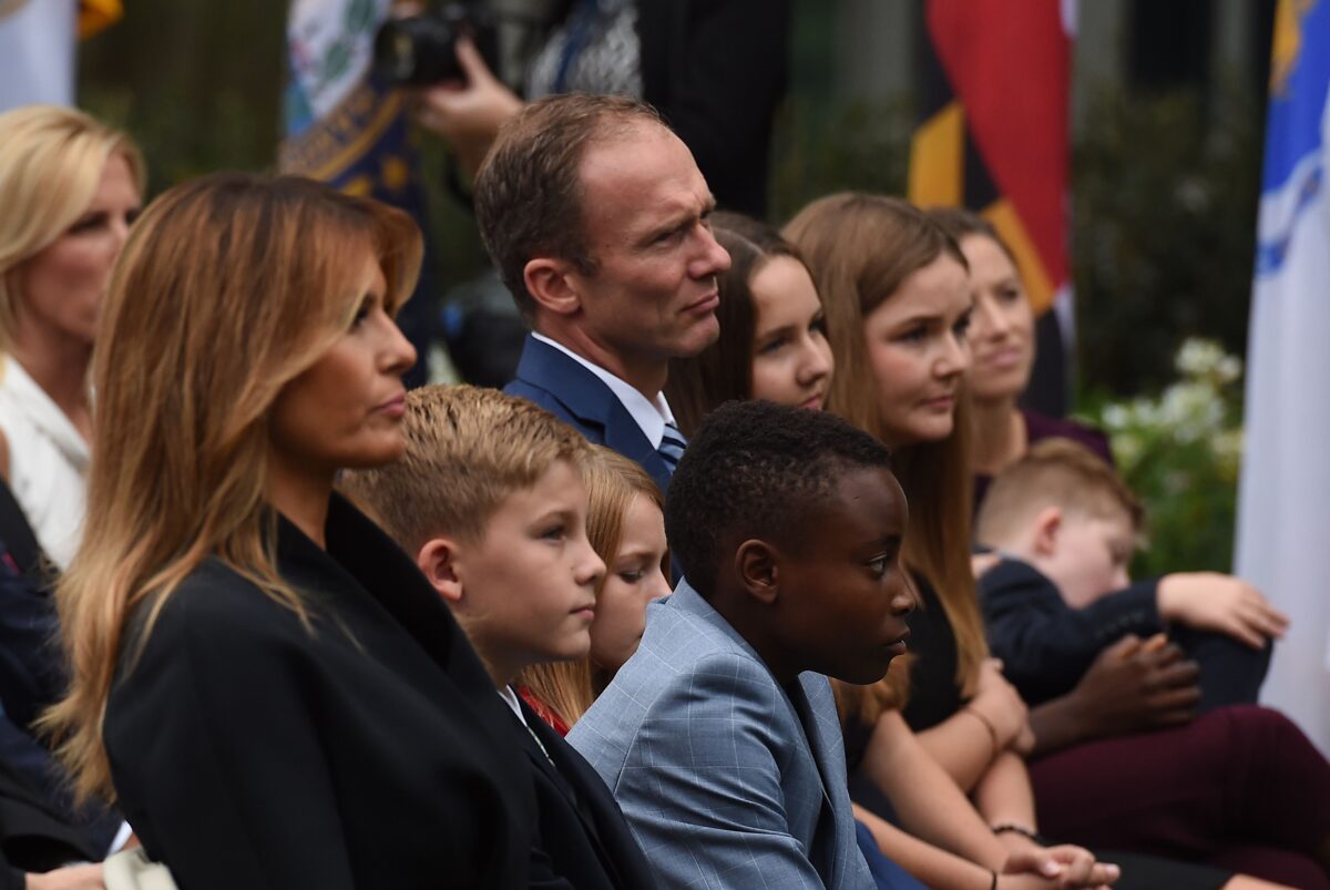 Gia đình của Thẩm phán tòa thượng thẩm liên bang số 7, Amy Coney Barrett, và đệ nhất phu nhân Melania Trump đang theo dõi lễ đề cử vị trí Tòa án Tối cao cho bà Barrett, tại Tòa Bạch Ốc ở Washington ngày 26/9/2020 (Ảnh Olivier Douliery/ AFP via Getty Images)