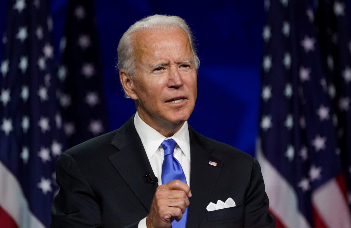 Cựu Phó Tổng thống Joe Biden chấp nhận sự đề cử ứng cử viên Tổng thống của Đảng Dân Chủ trong bài phát biểu trước Đại hội trực tuyến Toàn quốc Đảng Dân chủ 2020 từ Trung tâm Chase ở Wilmington, Del., vào ngày 20/8/2020 (Ảnh Kevin Lamarque / Reuters)