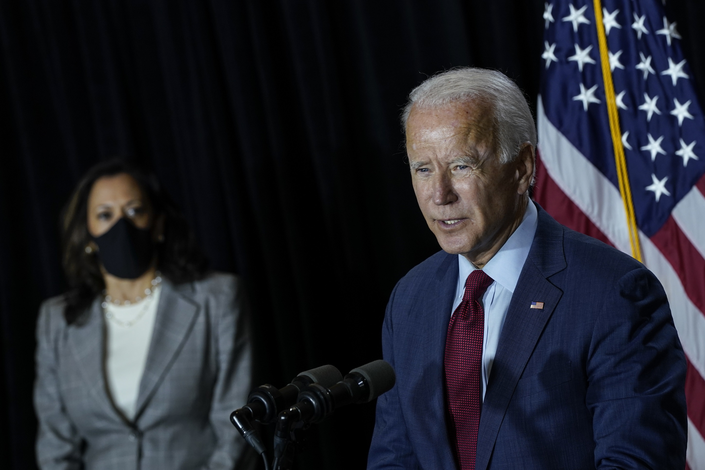 Ứng cử viên tổng thống của Đảng Dân Chủ, Joe Biden (phải), và Thượng nghị sĩ Kamala Harris (Dân Chủ-California) đang phát biểu tại một cuộc họp báo ở Wilmington, Delaware, hôm 13/8/2020. (Ảnh Drew Angerer/ Getty Images)