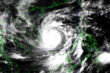 Bão số 9 giật cấp 17, có thể gây sóng cao tới 10m