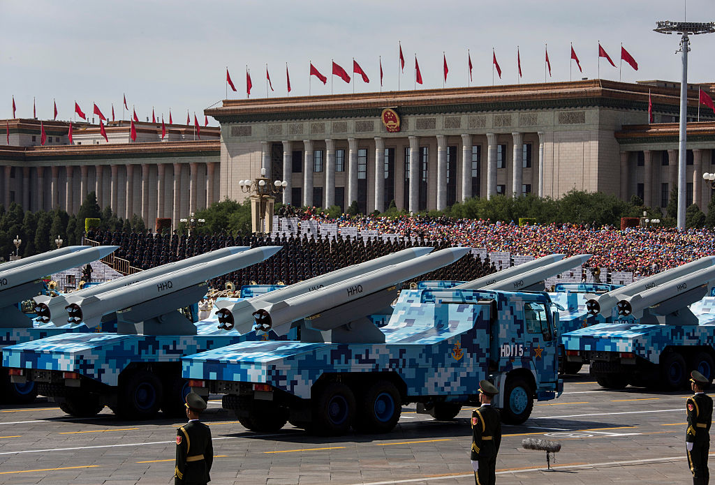 Các tên lửa của Trung Quốc được nhìn thấy ở trên xe tải khi họ lái bên cạnh Quảng trường Thiên An Môn và Đại lễ đường Nhân dân trong cuộc một duyệt binh ở Bắc Kinh vào ngày 3 tháng 9 năm 2015. (Ảnh Kevin Frayer / Getty Images)