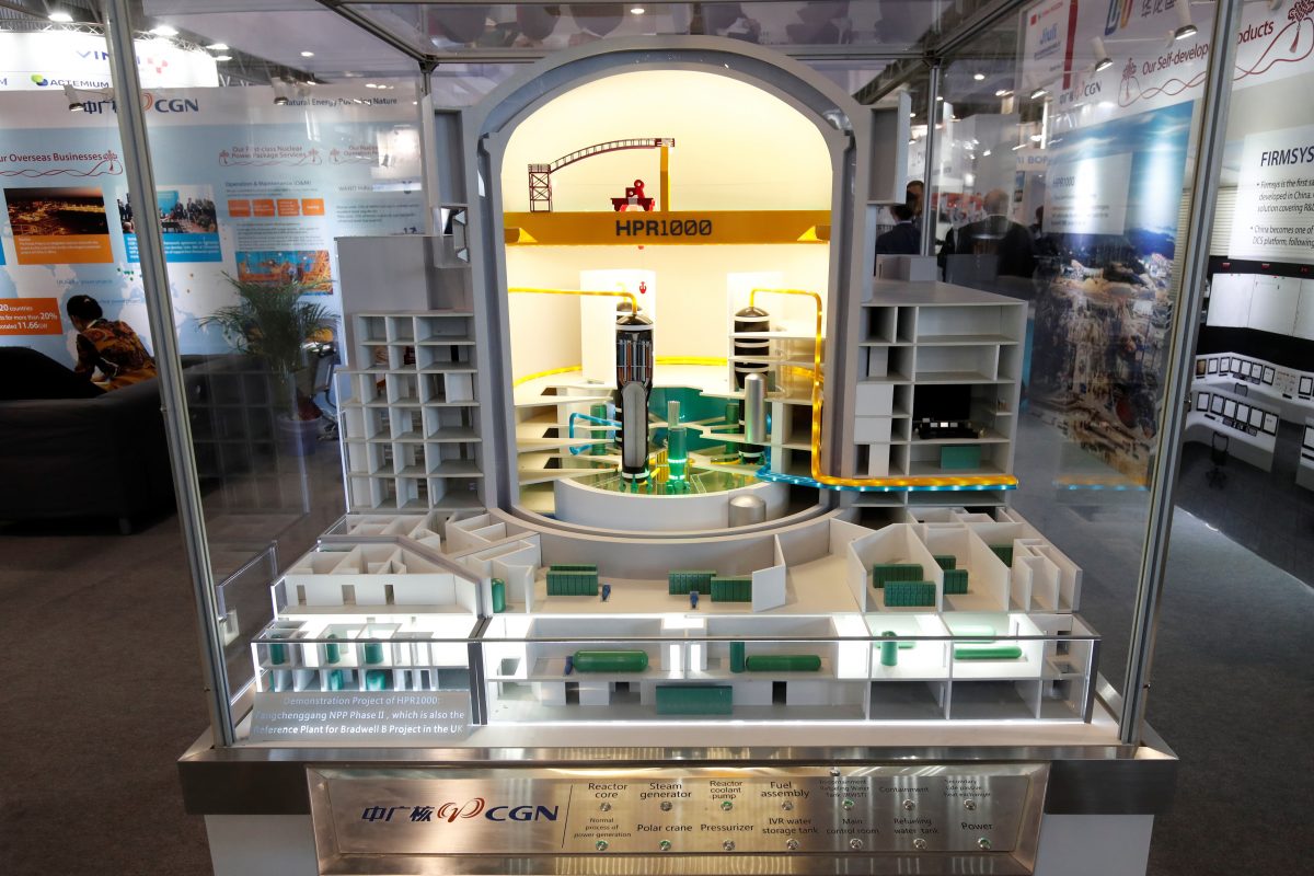 Mô hình mặt cắt của công nghệ điện hạt nhân thế hệ III HPR1000 của Tổng Công ty Điện hạt nhân Trung Quốc (CGN) được trưng bày tại Triển lãm Hạt nhân Thế giới (WNE), hội chợ thương mại của cộng đồng hạt nhân toàn cầu, tại Villepinte gần Paris hôm 26/6/2018. (Ảnh Benoit Tessier / Reuters)