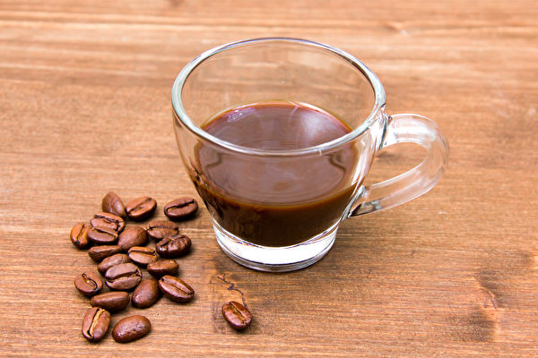 Mặc dù cà phê có tác dụng phấn chấn tinh thần, giúp hưng phấn, chống oxy hóa, nhưng uống quá nhiều caffeine có thể khiến cơ thể mệt mỏi và dẫn đến tác dụng phụ. (Ảnh Shutterstock)