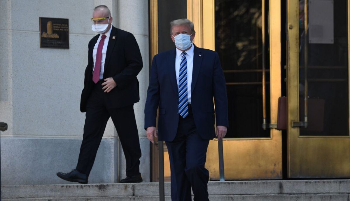Tổng thống Donald Trump đi bộ đến phi cơ Marine One tại Trung tâm Y tế Walter Reed ở Bethesda, Md., vào ngày 5 tháng 10 năm 2020. (Ảnh Saul Loeb / AFP qua Getty Images)