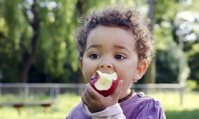 Tại sao bạn nên ăn 2 quả táo mỗi ngày?