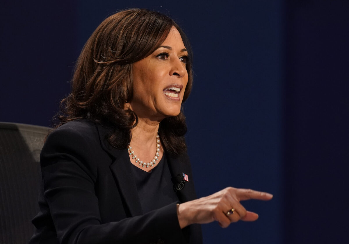 Ứng viên phó tổng thống được Đảng Dân Chủ đề cử là Thượng nghị sĩ Kamala Harris (Dân Chủ-California), đưa ra quan điểm trong cuộc tranh luận phó tổng thống với Phó tổng thống Mike Pence tại Hội trường Kingsbury trong khuôn viên Đại học Utah ở thành phố Salt Lake vào ngày 7/10/2020. (Ảnh Patrick Semansky/AP Photo)