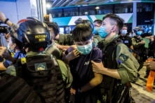 4 người Hồng Kông chạy vào Tổng Lãnh sự quán Mỹ xin tị nạn