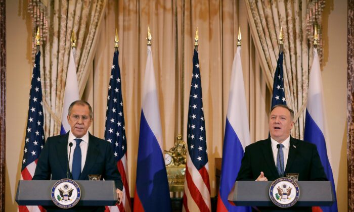 Ngoại trưởng Nga Sergey Lavrov (trái) và Ngoại trưởng Mỹ Mike Pompeo tổ chức một cuộc họp báo chung trong Phòng Franklin tại Bộ Ngoại giao ở Washington vào ngày 10 tháng 12 năm 2019. (Ảnh Chip Somodevilla / Getty Images)
