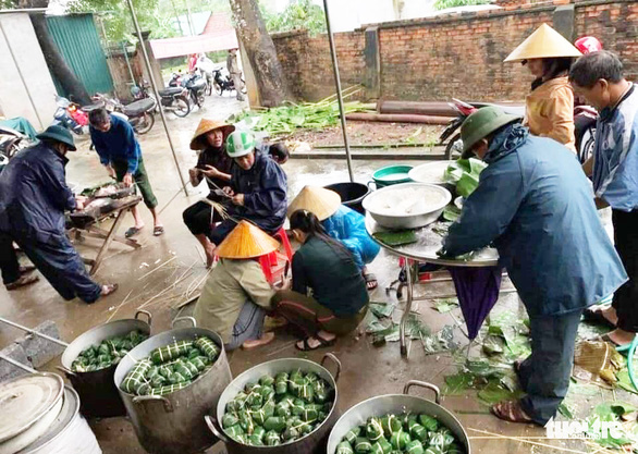 Người dân kêu đói trong biển lũ, đồng bào trắng đêm gói bánh chưng cứu trợ