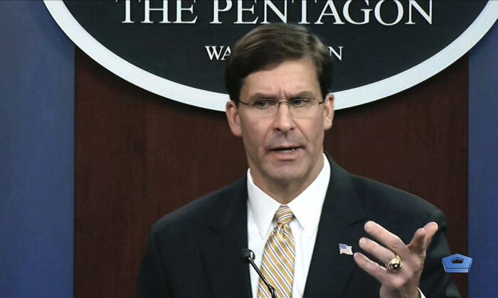Bộ trưởng Quốc phòng Mark Esper phát biểu với giới báo chí về Iran và Iraq tại Lầu Năm Góc ở Washington hôm 7/1/2020. (Ảnh divids qua AP)
