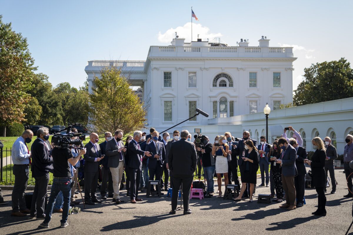 Chánh văn phòng Tòa Bạch Ốc Mark Meadows nói chuyện với một các phóng viên bên ngoài Tòa Bạch Ốc ở Washington hôm 2/10/2020. (Ảnh Drew Angerer / Getty Images)