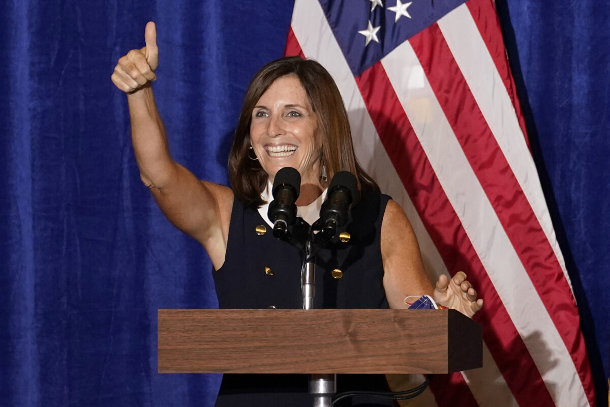 Thượng nghị sĩ Martha McSally (Cộng Hòa-Arizona) phát biểu tại cuộc mít tinh của các Cựu chiến binh ủng hộ chiến dịch tranh cử của TT Trump ở Litchfield Park, Arizona, hôm 18/9/2020. (Ảnh Matt York/AP Photo)