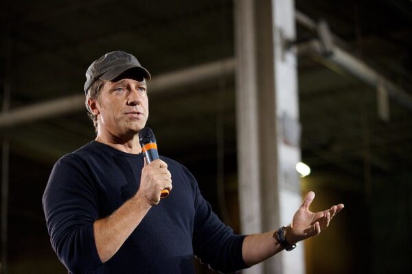 Quỹ mikeroweworks Foundation của Mike Rowe đã trao hơn 5 triệu đô la tiền học bổng. (Ảnh Mandel Ngan / AFP / GettyImages)