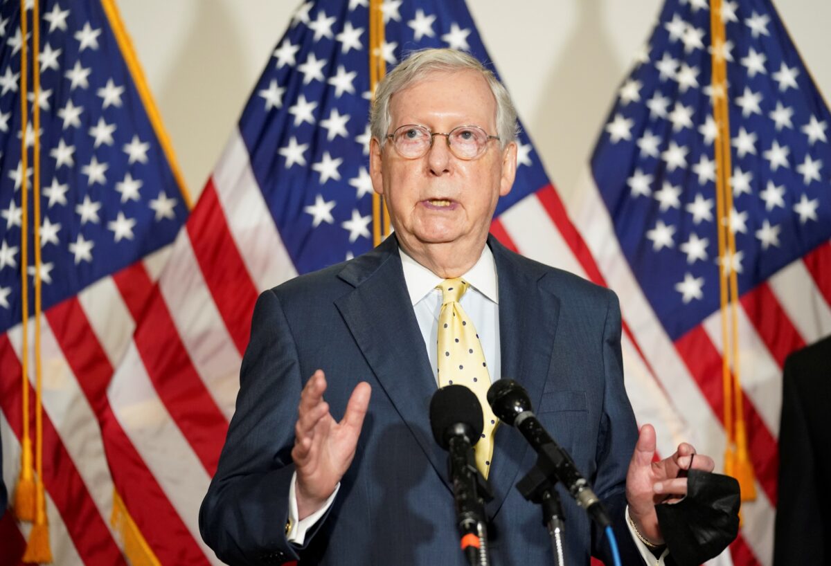 Lãnh đạo phe đa số ở Thượng Viện Mitch McConnell (Cộng Hòa-Kentucky) phát biểu với các phóng viên sau tiệc trưa của các nghị sĩ đảng Cộng hòa tại Đồi Capitol, thủ đô Washington vào ngày 9/9/2020. (Ảnh Kevin Lamarque/ Reuters)