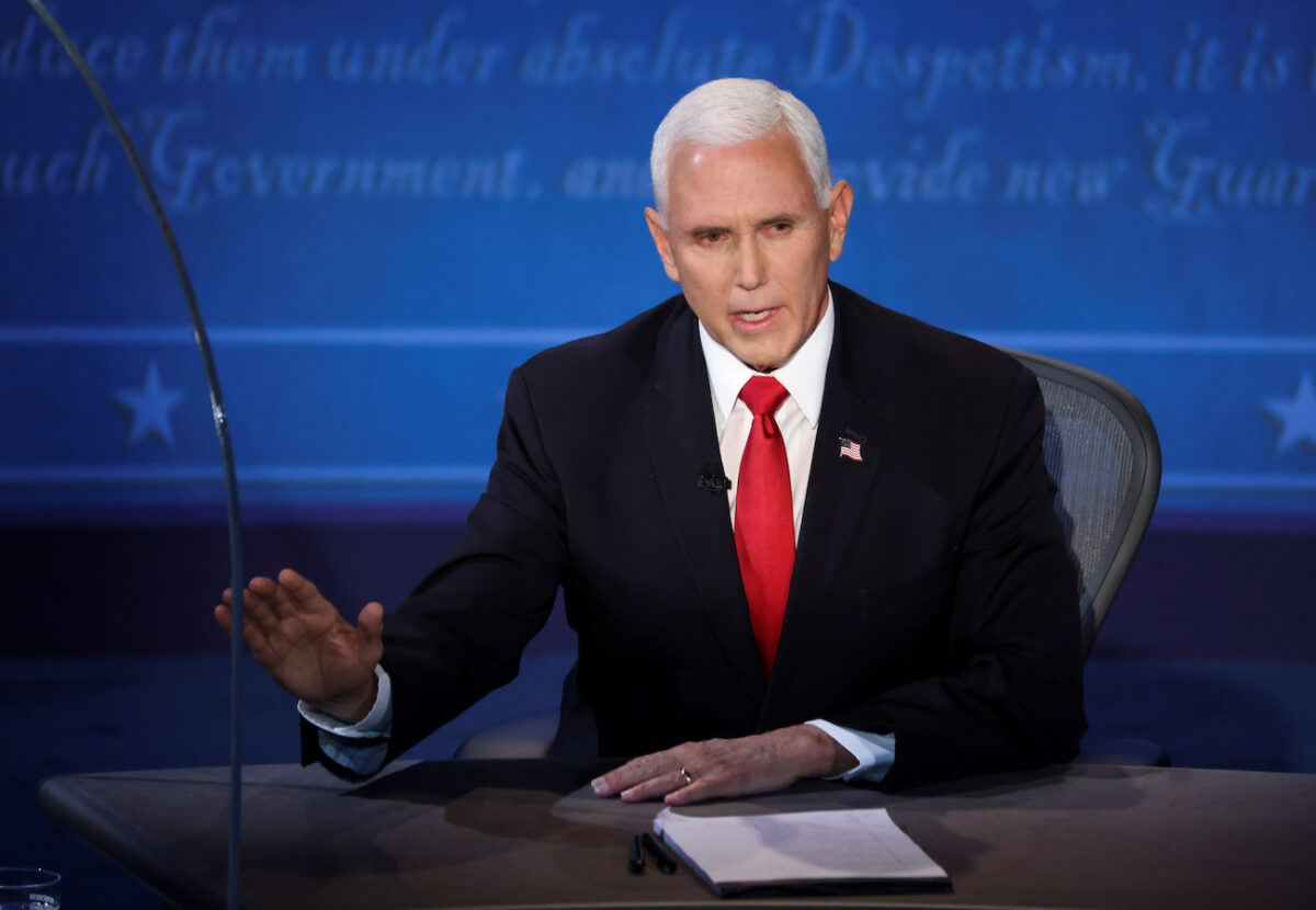 Phó tổng thống Mike Pence phát biểu tại cuộc tranh luận trong chiến dịch tranh cử phó tổng thống với ứng cử viên phó tổng thống của Đảng Dân Chủ, Thượng nghị sĩ Kamala Harris (D-Calif.) được tổ chức tại khuôn viên trường Đại học Utah ở Thành phố Salt Lake vào ngày 7 tháng 10 năm 2020. (Ảnh Lucy Nicholson/Reuters)