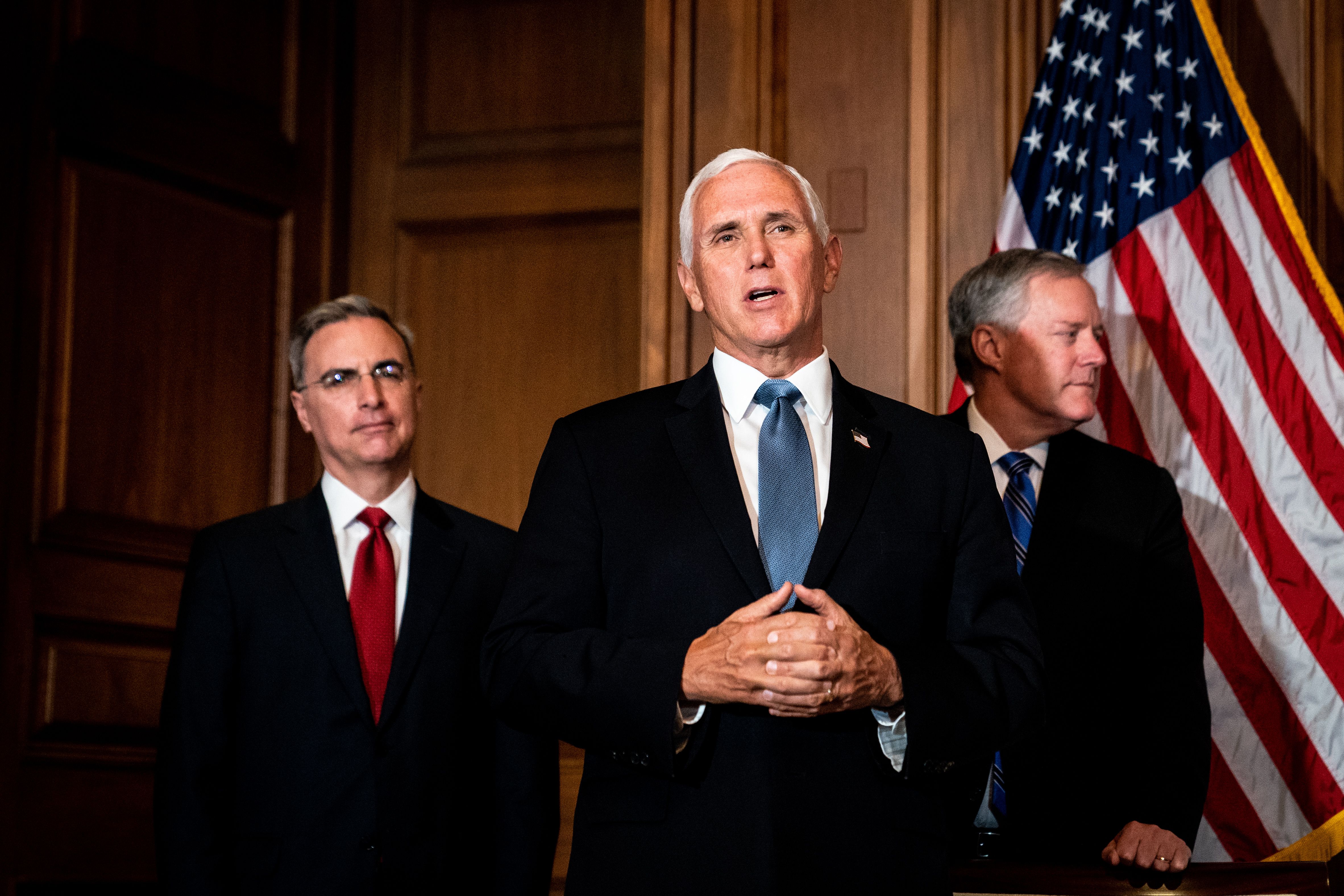 Phó Tổng thống Mike Pence (giữa), với cố vấn Tòa Bạch Ốc Pat Cipollone (trái) và Chánh văn phòng Tòa Bạch Ốc Mark Meadows, nói chuyện với các phóng viên sau cuộc gặp với bà Amy Coney Barrett, người được đề cử vào Tòa án Tối cao Hoa Kỳ, tại Washington hôm 29/9/2020. (Ảnh Susan Walsh / Pool / AFP / Getty Images)