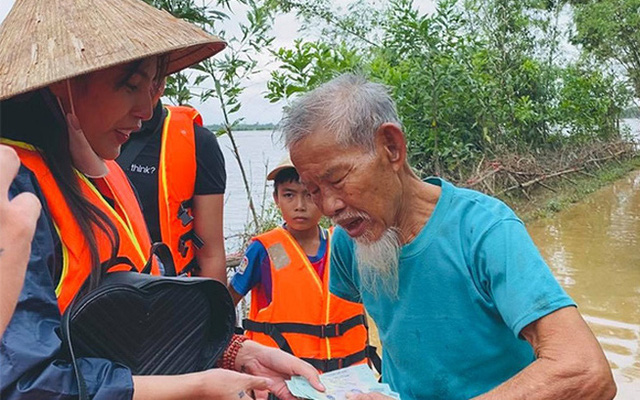 Câu chuyện của Thủy Tiên nói nên rằng, trên mảnh đất này, điều khốn khó nhất không phải là sự nghèo đói, mà là niềm tin. (Ảnh fanpge facebook | Thủy Tiên)