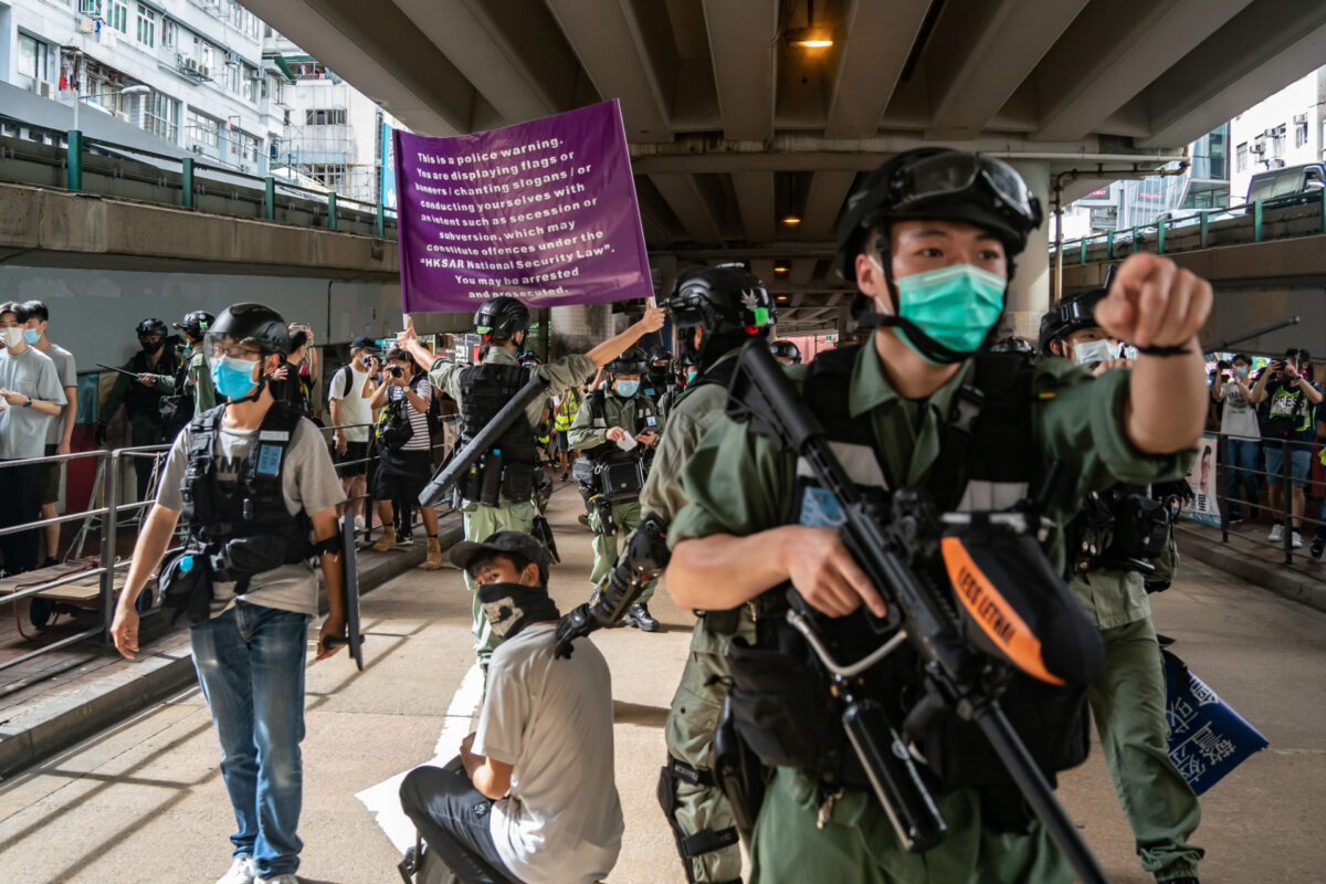 Cảnh sát chống bạo động bắt giữ một người đàn ông khi họ giương cờ cảnh cáo trong cuộc biểu tình chống lại luật an ninh quốc gia mới ở Hồng Kông, vào ngày 1/7/2020. (Ảnh Anthony Kwan / Getty Images)