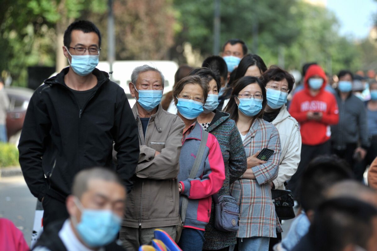 Người dân xếp hàng để được xét nghiệm COVID-19 - một phần của chương trình xét nghiệm hàng loạt sau đợt bùng phát virus corona mới ở Thanh Đảo, thuộc tỉnh Sơn Đông, phía đông Trung Quốc vào ngày 12/10/2020. (Ảnh STR/AFP qua Getty Images)