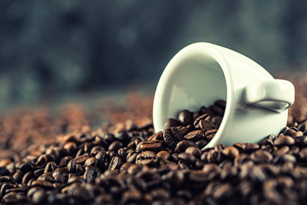 Uống quá nhiều caffeine có thể gây ra các phản ứng phụ như tim đập nhanh, tăng huyết áp và mất ngủ. (Ảnh Shutterstock)