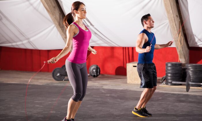 Nhảy dây là một bài tập plyometric, có nghĩa là các cơ hoạt động tối đa trong khoảng thời gian ngắn. Điều này có thể cải thiện tốc độ của chúng ta trong các hoạt động khác như chạy. (Ảnh antoniodiaz / Shutterstock)