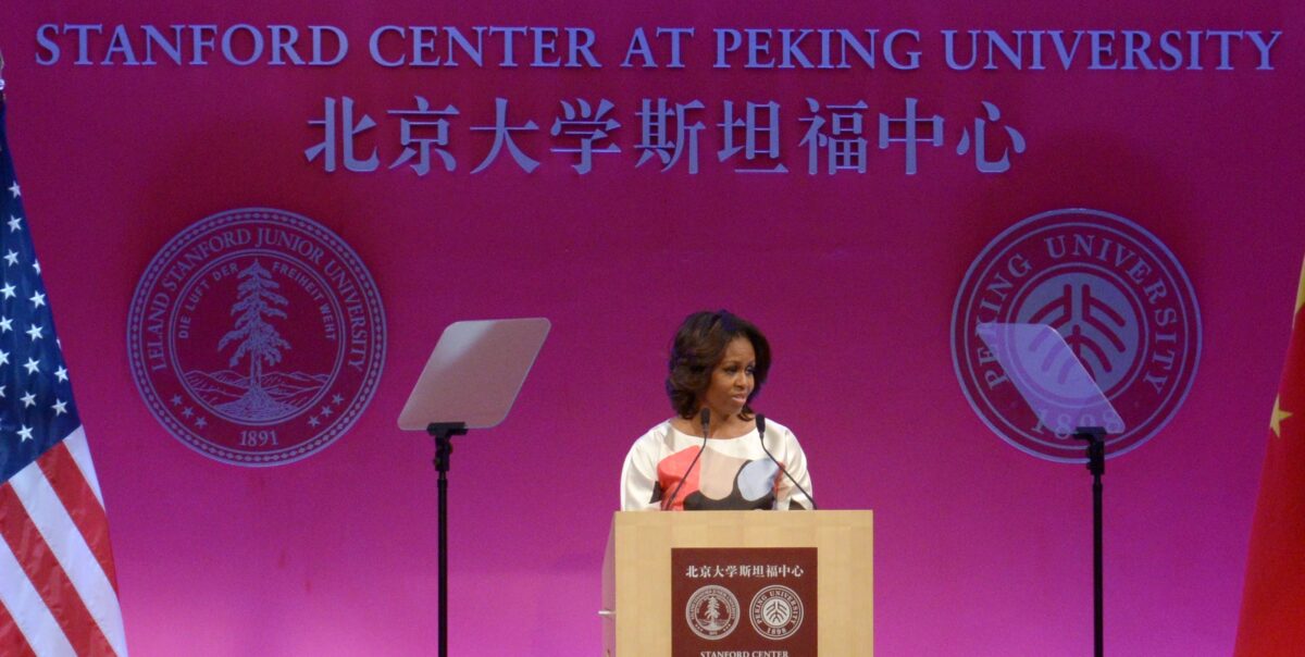 Đệ nhất phu nhân Michelle Obama (giữa) phát biểu tại Trung tâm Stanford thuộc Đại học Peking ở Bắc Kinh vào ngày 22/3/2014. (Ảnh Wang Zhao / AFP / Getty Images)