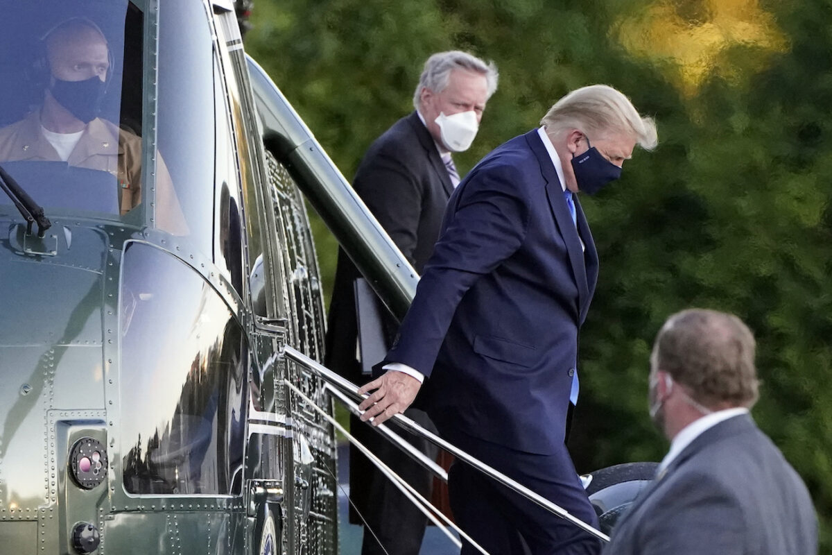 Tổng thống Donald Trump đến Trung tâm Quân y Quốc gia Walter Reed, ở Bethesda, Md., trên trực thăng Marine One vào ngày 2/10/2020. (Ảnh Jacquelyn Martin/ AP Photo)