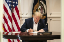 Phố Wall sôi động nhờ dấu hiệu cải thiện sức khỏe của TT Trump