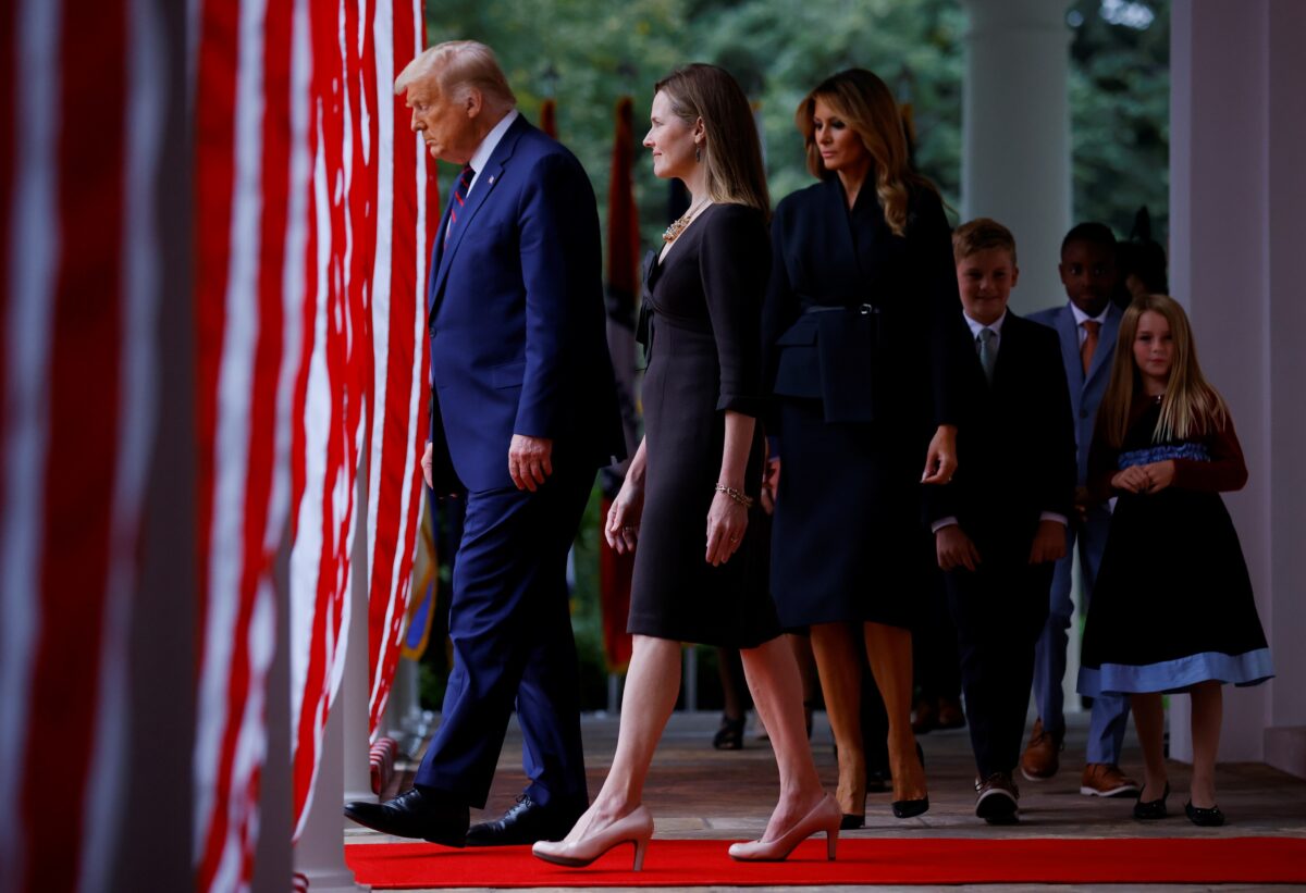 Tổng thống Donald Trump (bên trái), thẩm phán Amy Coney Barrett (thứ hai từ trái), đệ nhất phu nhân Melania Trump (giữa), và gia đình của bà Barrett đang đi đến Vườn Hồng tại Tòa Bạch Ốc ở Washington ngày 26/9/2020. (Ảnh Carlos Barria/ Reuters)