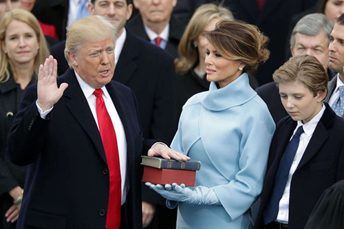 Donald Trump tuyên thệ nhậm chức tổng thống thứ 45 của Hoa Kỳ tại Điện Capitol Hoa Kỳ ở Washington, Thứ Sáu, ngày 20 tháng 1 năm 2017. (Ảnh AP / Andrew Harnik)
