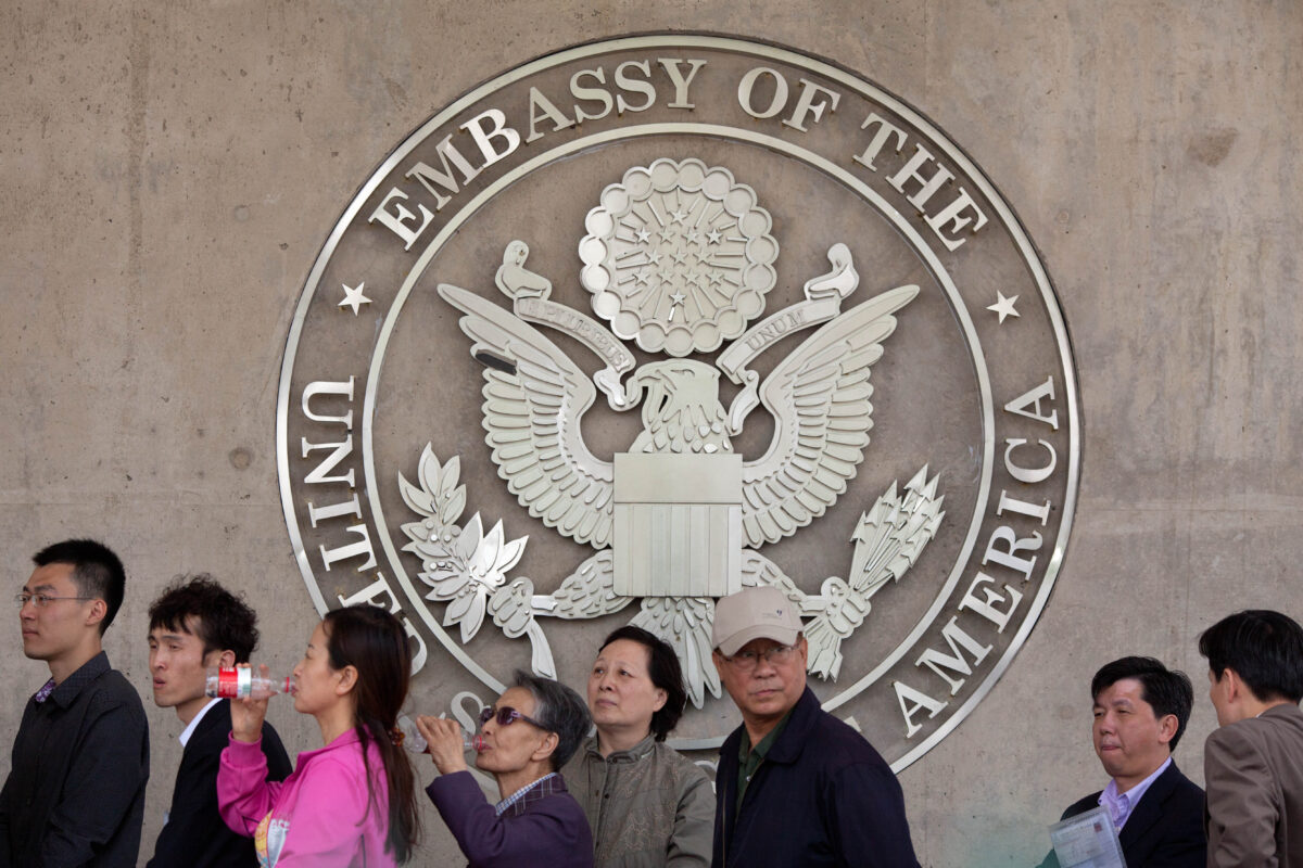 Mọi người xếp hàng bên ngoài Đại sứ quán Hoa Kỳ tại Bắc Kinh vào ngày 27/4/2012. (Ảnh Ed Jones / AFP / GettyImages)
