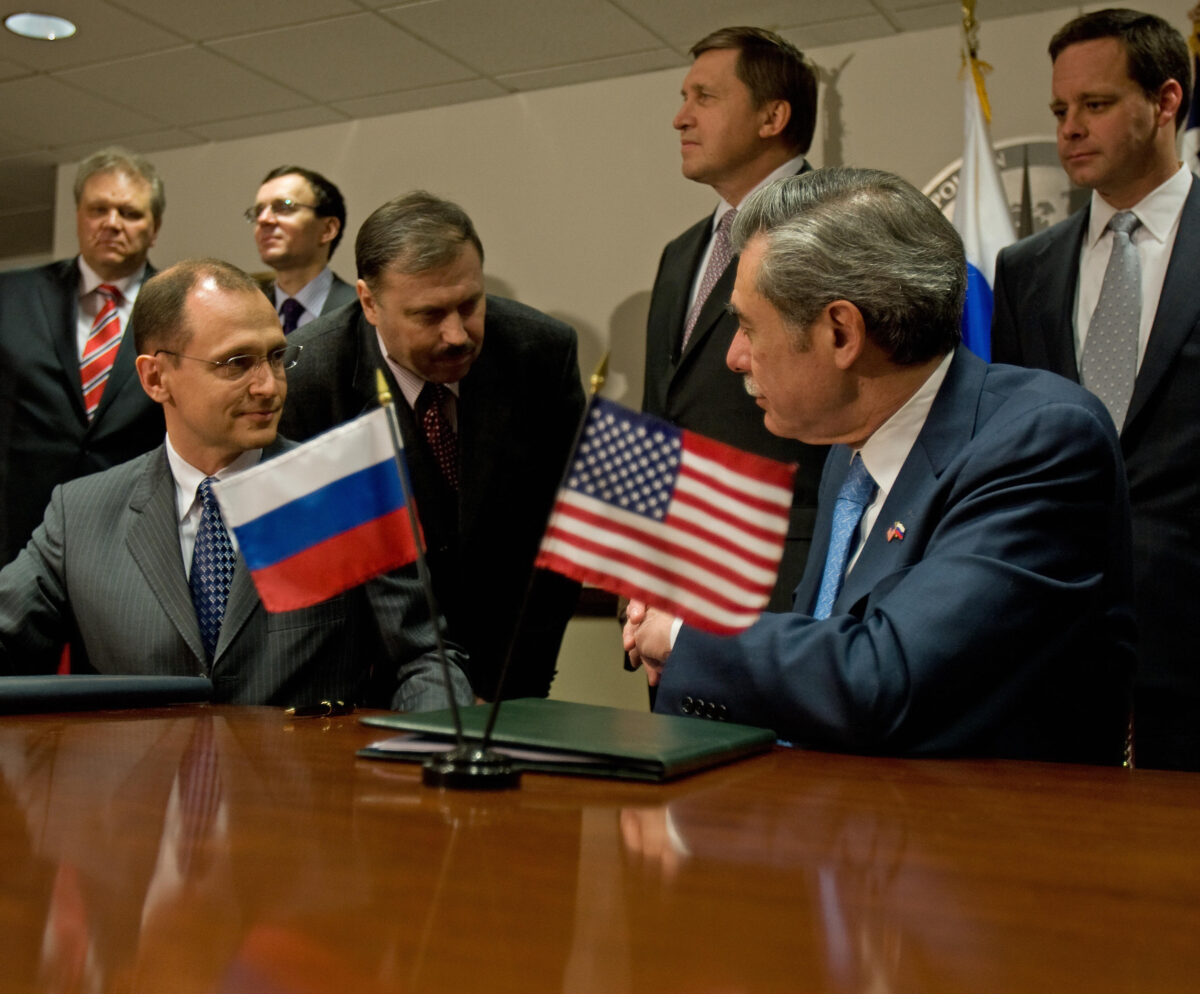 Giám đốc Cơ quan Năng lượng Nguyên tử Liên bang Nga thời đó Sergey Kiriyenko (bên trái) và  Bộ trưởng Thương mại Hoa Kỳ Carlos M. Gutierrez (bên phải) trao nhau bản thoả thuận trong buổi ký kết thỏa thuận xuất khẩu uranium gần Washington hôm 1 tháng 2 năm 2008. (Ảnh Paul J. Richards / AFP qua Getty Images)