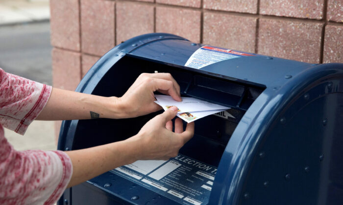 Nhân viên thư tín Mỹ bị bắt khi vứt gần 100 phiếu bầu vào thùng rác