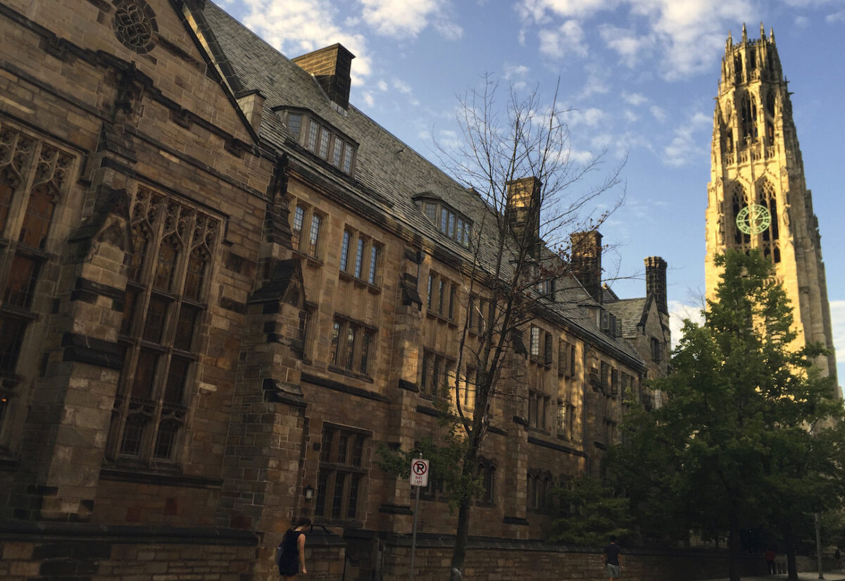 Tháp Harkness trong khuôn viên Đại học Yale ở New Haven, Connecticut ngày 9/9/2016. (Ảnh Beth J. Harpaz /AP)