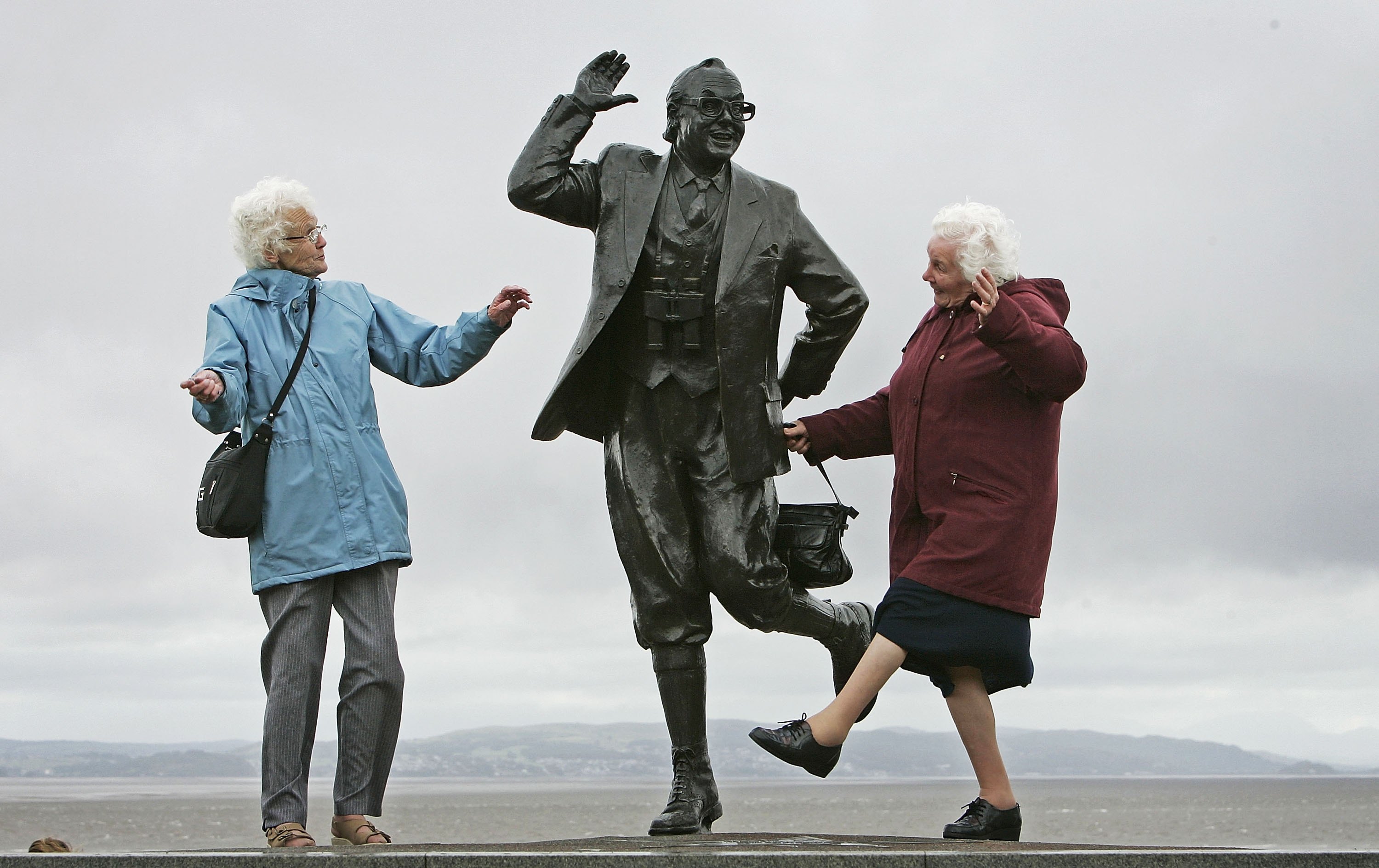Bất chấp thời tiết khắc nghiệt, những người hưu trí vẫn nở một nụ cười hạnh phúc khi họ biểu diễn điệu nhảy nổi tiếng của Anh. (Hình ảnh mang tính minh hoạ). (Ảnh Christopher Furlong / Getty Images)
