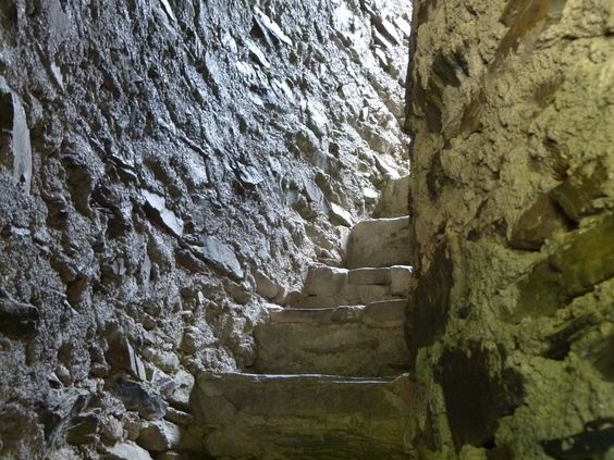 cầu thang trong lâu đài thời trung cổ 