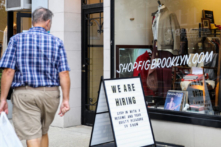 Tỷ lệ thất nghiệp giảm xuống còn 6.9% và Hoa Kỳ có thêm 638,000 việc làm