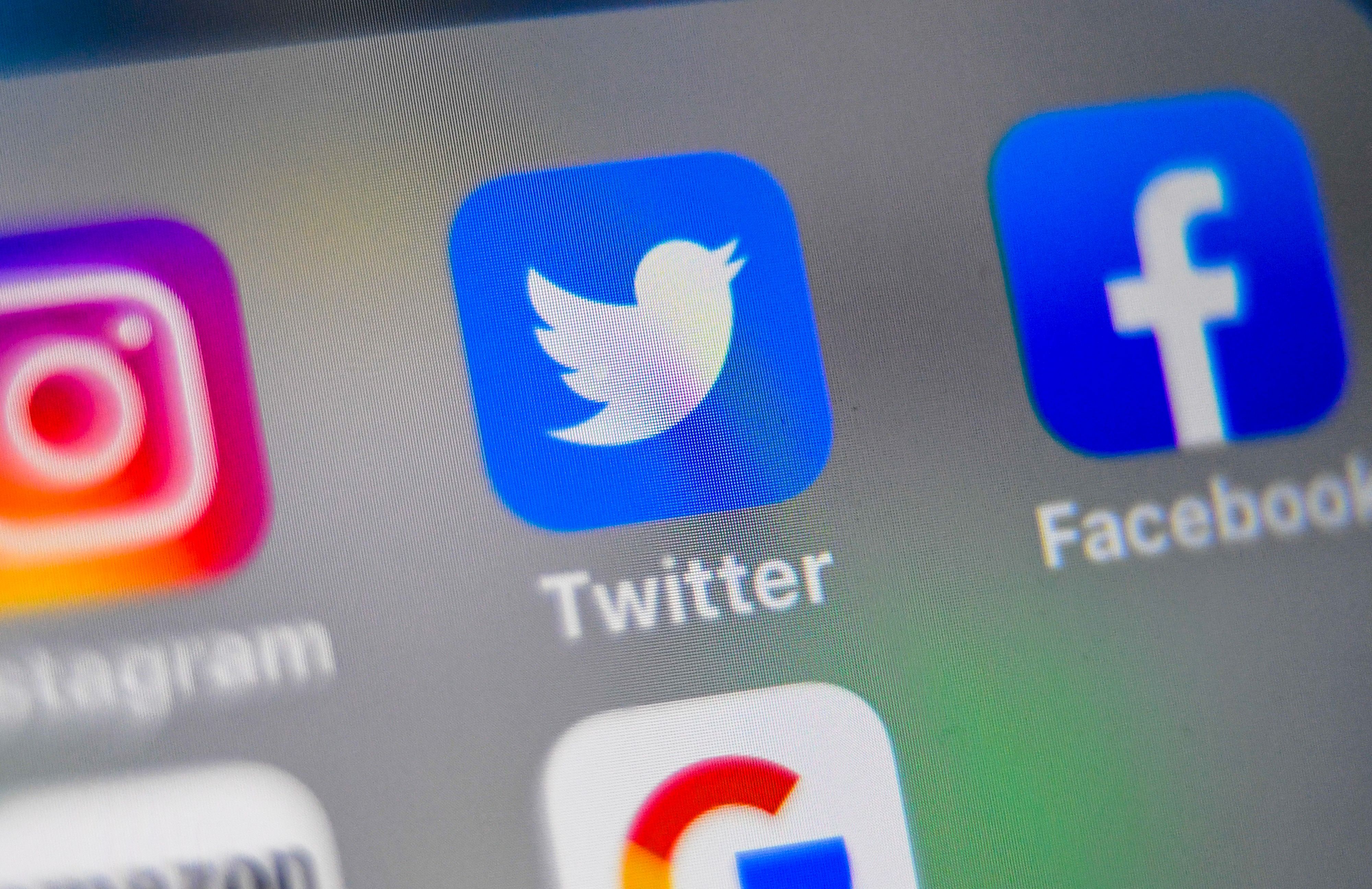 Ông chủ Facebook, Twitter được triệu tập đến Quốc hội về việc xử lý tin bầu cử