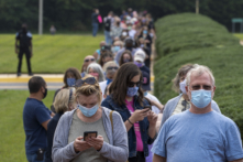 Gần 100 triệu cử tri đã đi bỏ phiếu sớm