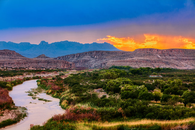Vườn quốc gia Big Bend vào lúc hoàng hôn, gần biên giới Hoa Kỳ - Mexico. (Ảnh Paul Leong / Shutterstock)