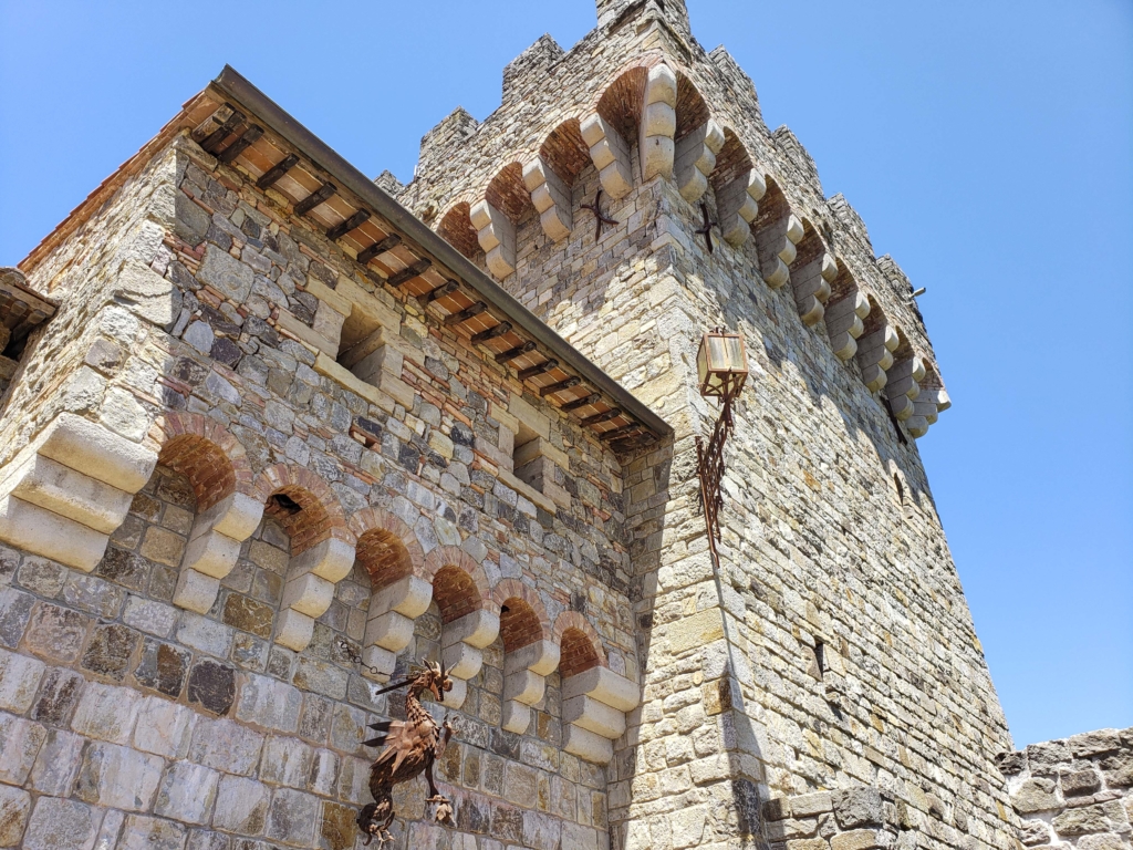 Những viên gạch dùng trong lâu đài Castello di Amorosa được mang về từ Châu u và là hàng trăm năm tuổi. (Ilene Eng/THe Epoch Times)