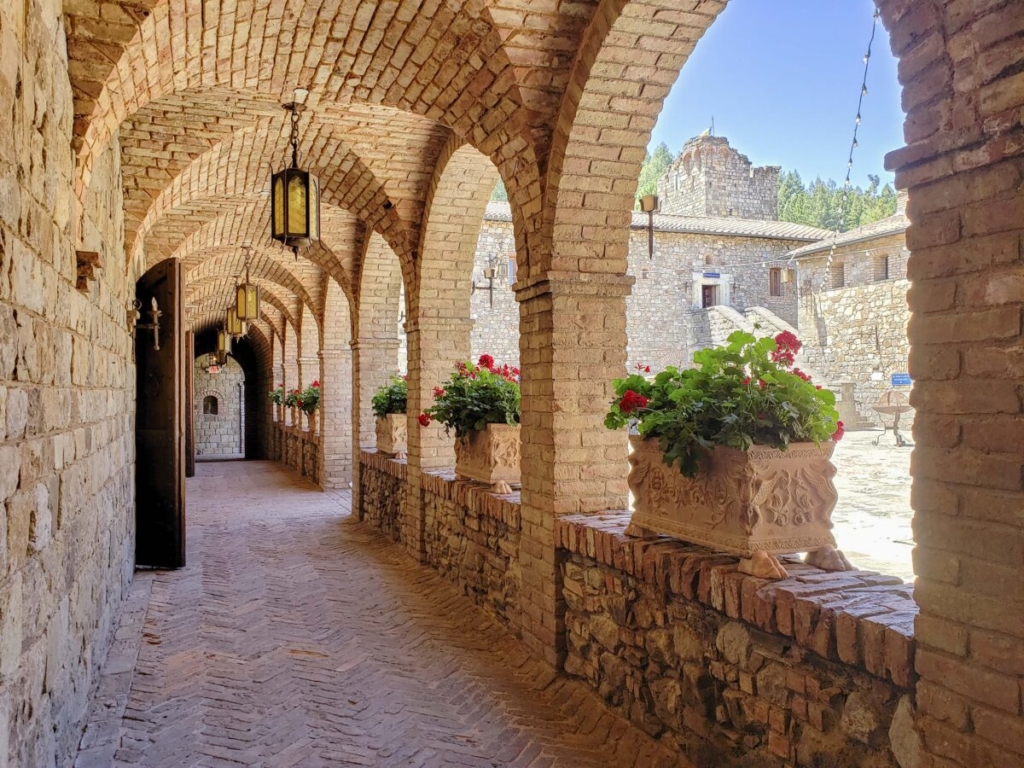 Hành lang ngoài trời với những mái vòm chéo và khung sườn cạnh sân của Castello di Amorosa. (ILene Eng/The Epoch Times)