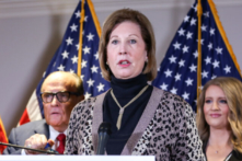 Luật sư Sidney Powell của ông Trump hứa sẽ có vụ kiện ‘khủng’ trong những ngày tới