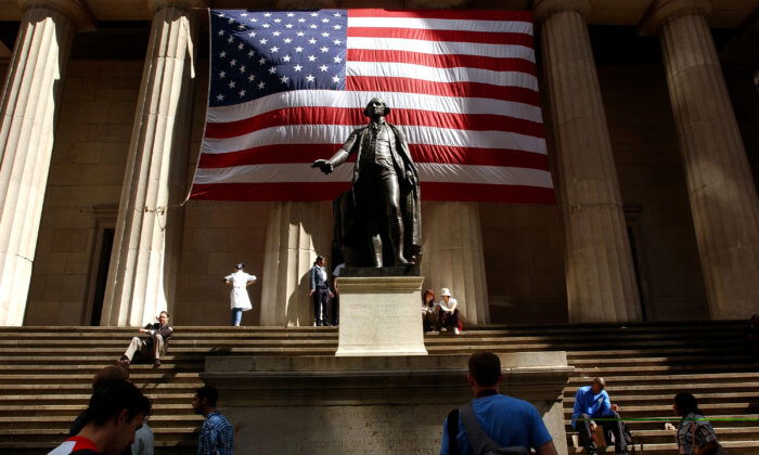 Bức tượng của George Washington - thời điểm then chốt của Hoa kỳ đã tới
