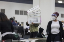 Cử tri khởi kiện việc 1,2 triệu phiếu bầu bị vứt bỏ ở Michigan