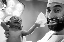 Em bé sơ sinh “tháo” khẩu trang của bác sỹ – Thông điệp hy vọng giữa đại dịch Covid