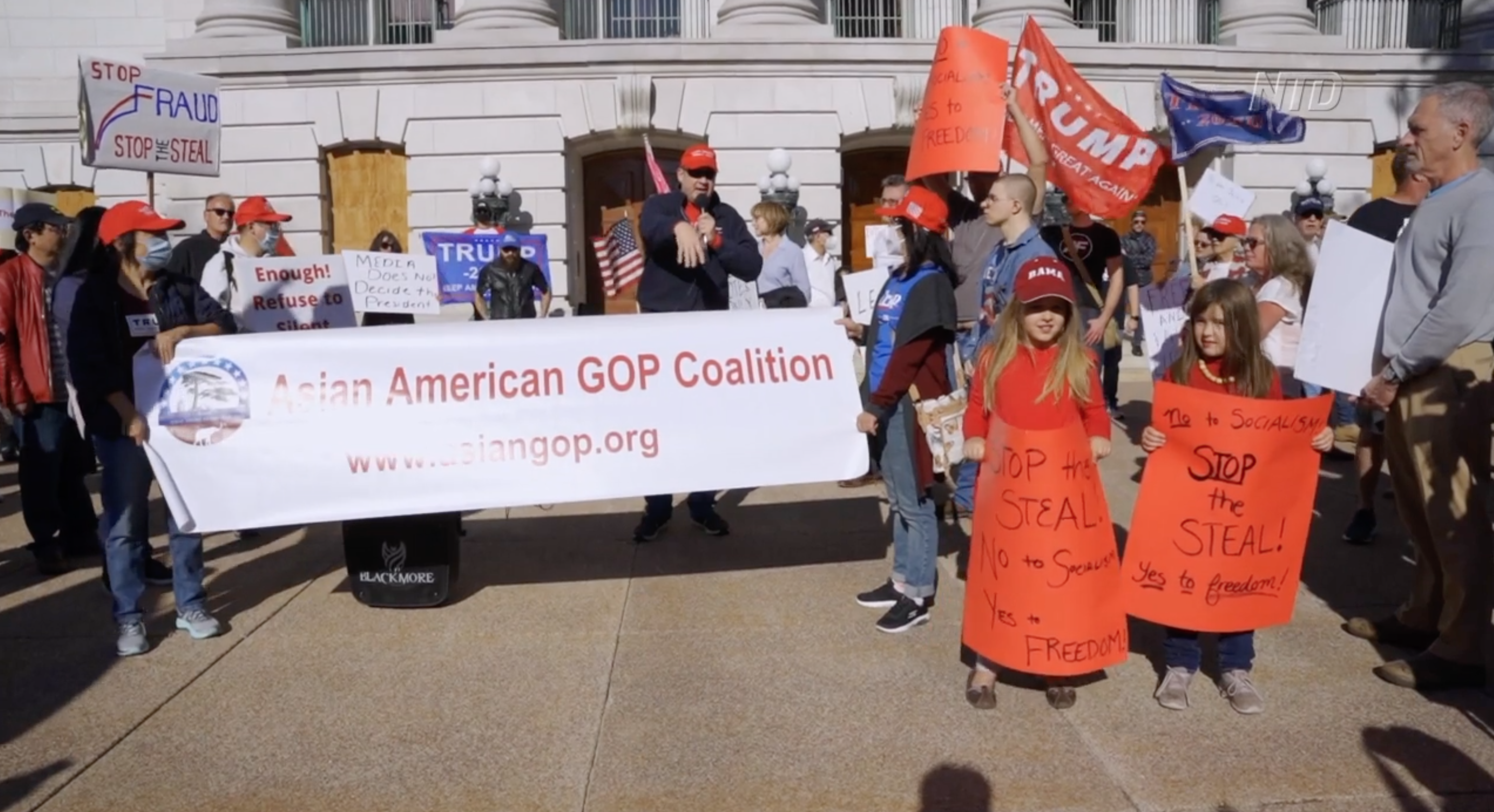 Hàng trăm người ủng hộ TT Trump tại Điện Capitol