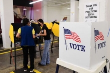Chuyên gia: Bắc Kinh lợi dụng đại dịch để can thiệp vào cuộc bầu cử của Hoa Kỳ