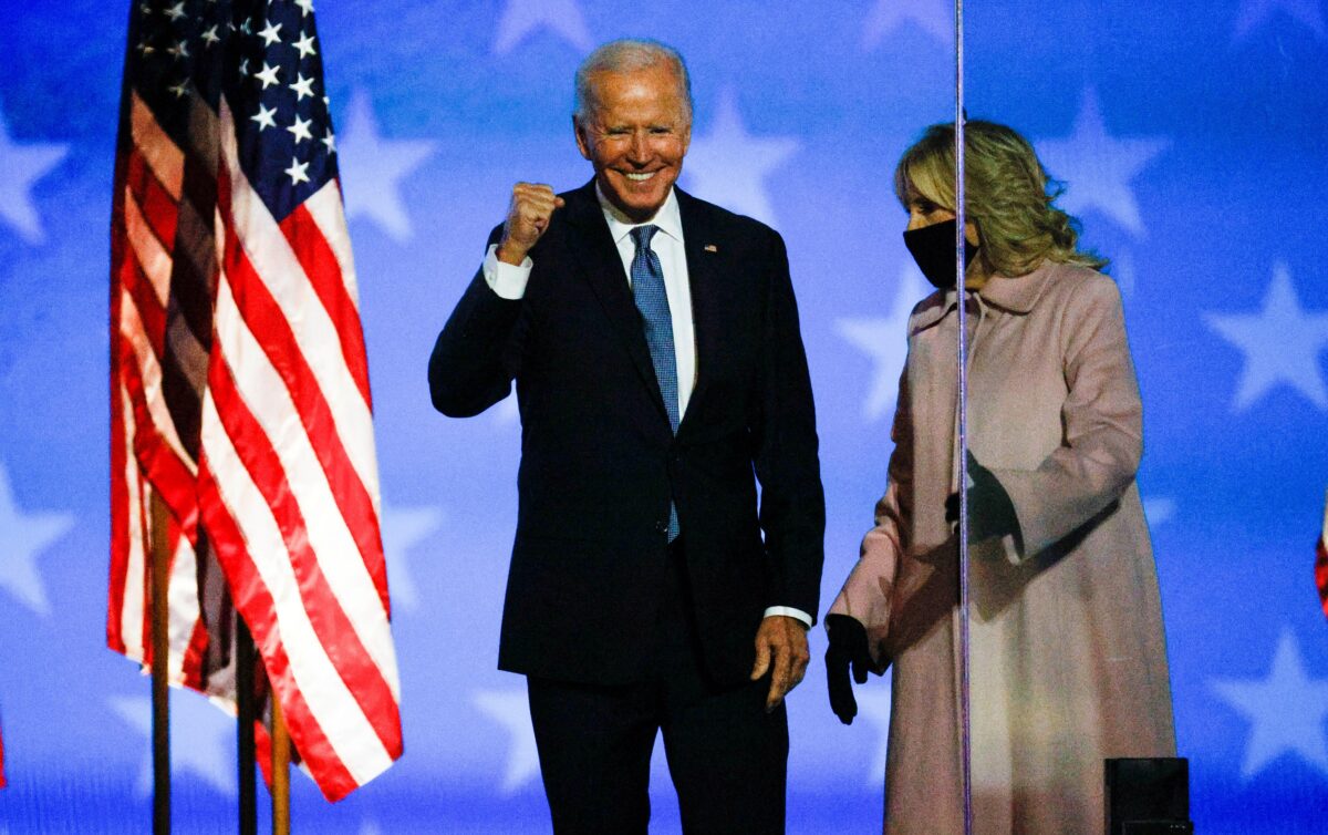 Ứng cử viên tổng thống của Đảng Dân Chủ đồng thời là cựu Phó Tổng thống - ông Joe Biden xuất hiện cùng vợ - bà Jill Biden để bày tỏ phản ứng về kết quả sớm của cuộc bầu cử tổng thống ở Wilmington, Del., hôm 4 tháng 11 năm 2020 (Ảnh REUTERS/Brian Snyder)