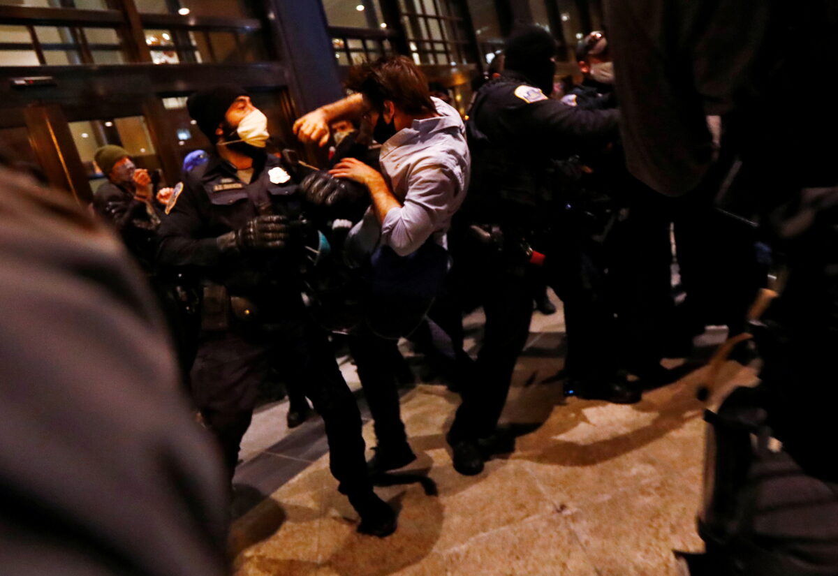 Ít nhất 20 người biểu tình bị bắt giữ trong cuộc đụng độ ở Washington